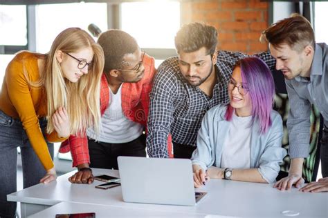 Logo ACI e un gruppo di persone che lavorano insieme in un ambiente moderno