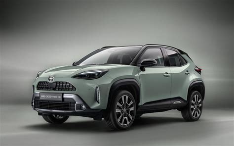 Dettaglio del frontale della Toyota Yaris Cross con griglia a nido d'ape