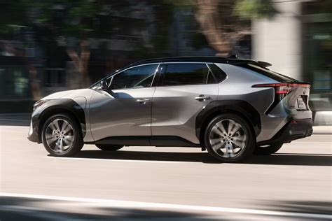 Toyota bZ4X in ambiente naturale