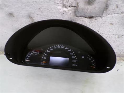 Dettaglio del tasto Reset del contachilometri Mercedes
