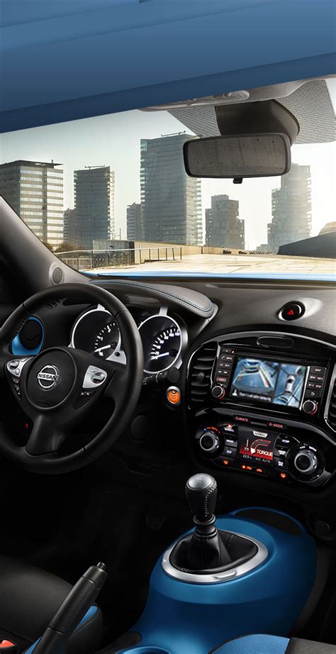 Vista frontale dell'abitacolo e del cruscotto di una Nissan Juke moderna