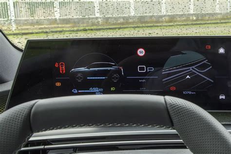 Vista notturna del cruscotto illuminato con evidenza del display multifunzione