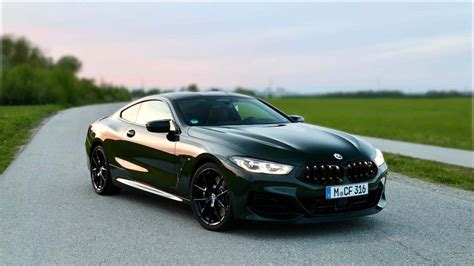 BMW M850i xDrive in azione su strada panoramica