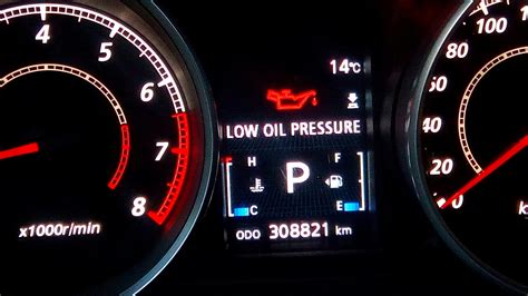 Tecnico che verifica la pressione dell'olio del motore