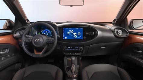 Interni della Toyota Aygo con sistema di infotainment