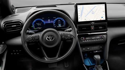 Interni della Toyota Yaris Cross con display multimediale