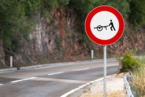 Segnale di divieto di transito ai veicoli a braccia