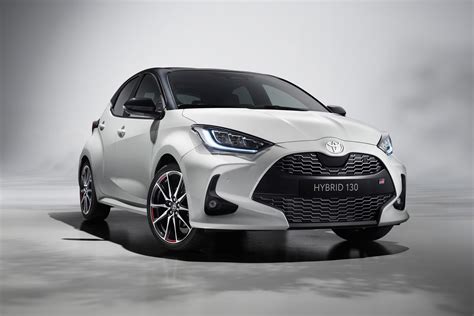 Toyota Yaris bianca 2010 in contesto urbano