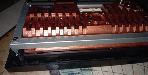 Illustrazione di una mascherina autoradio con doppia predisposizione ISO (2ISO) e il relativo travertino centrale