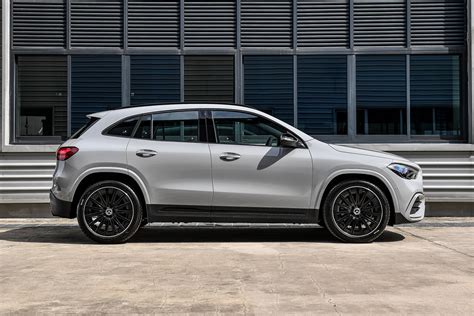 Interni Mercedes-Benz GLA Night Edition con finiture carbonio e sedili sportivi