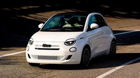 Un gruppo di Fiat 500 in un contesto paesaggistico italiano