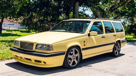 Volvo 850 berlina e station wagon su strada