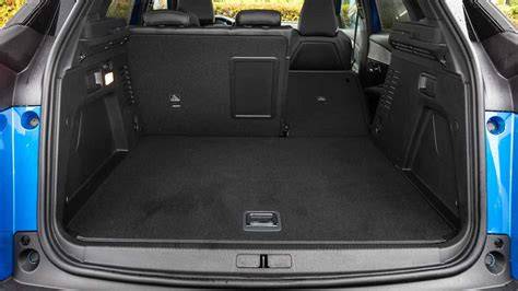 Dettaglio del bagagliaio della Peugeot 3008 e del sistema di abbattimento rapido dei sedili