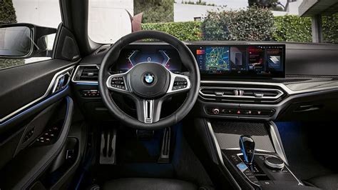 Interno di una BMW con il display del Live Cockpit Professional