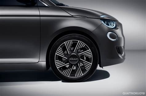 Fiat 500 elettrica con accessori Sport Techno e cerchi in lega