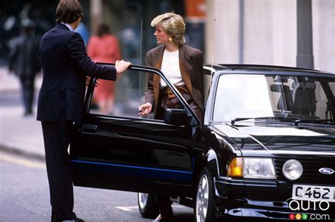 Lady Diana sorridente al volante della sua Ford Escort RS Turbo S1