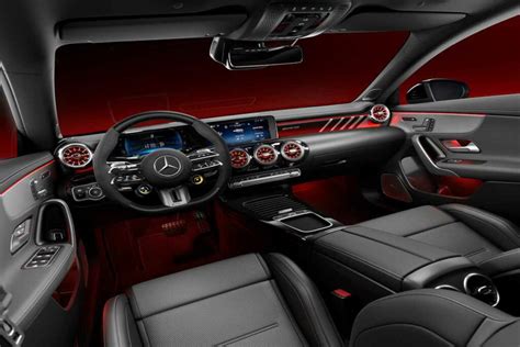 Interni della Mercedes CLA con sistema MBUX