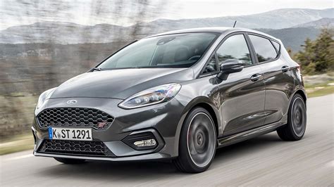 Ford Fiesta grigio canna di fucile parcheggiata su strada