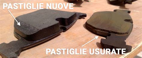 Illustrazione di pastiglie freno usurate e nuove