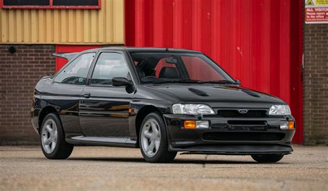 Ford Escort RS Cosworth vista laterale con alettone originale