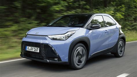 Grafico comparativo dei consumi (l/100km) tra Toyota Aygo X benzina e Toyota Aygo X Full Hybrid