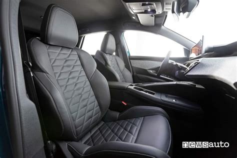 Interni Peugeot 3008 con focus sui sedili