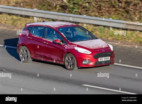 Ford Fiesta in movimento su strada urbana