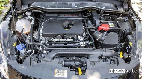 Dettaglio meccanico di un vano motore Ford Fiesta