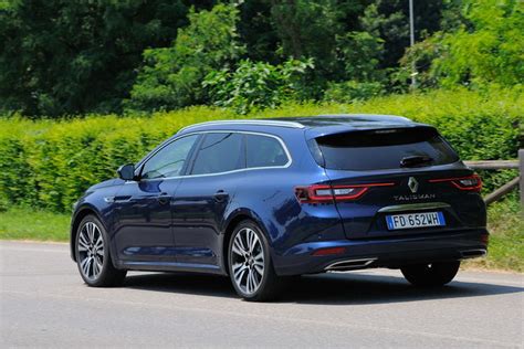 Renault Talisman Sporter in un paesaggio