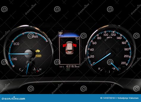 Dettaglio del cruscotto tecnologico di un'auto moderna