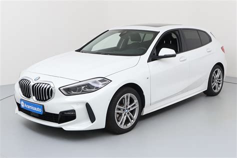 BMW Serie 1 116d Sport parcheggiata in ambiente urbano