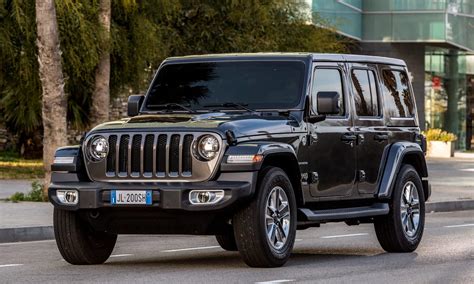 Un esemplare di Jeep Cherokee d'epoca in un contesto rurale