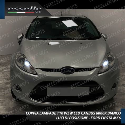 Ford Fiesta MK6 con luci di posizione a LED accese