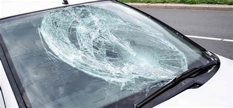 Parabrezza di un'automobile con aree evidenziate di distorsione ottica
