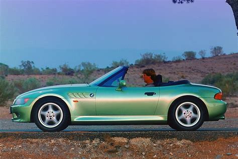 Confronto visivo BMW Z3 pre-restyling e restyling con hard top