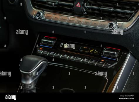 Un pannello di controllo digitale moderno in un'auto Mercedes-Benz