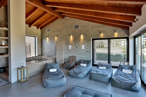 Interno di una moderna spa con piscina e area relax