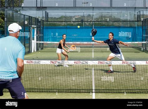 Campi da padel con persone che giocano