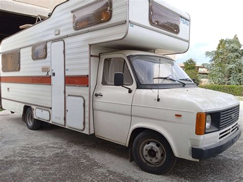 Interni tipici di un camper Ford Transit anni '80
