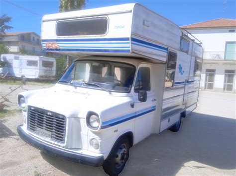 Manutenzione e restauro di un Ford Transit camper d'epoca