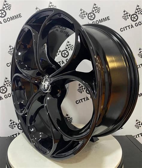 Cerchi in lega Alfa Romeo 159 con design a doppie razze