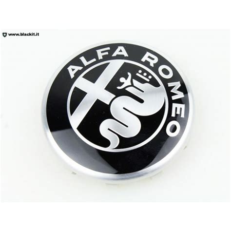 Dettaglio di un coprimozzo Alfa Romeo con logo moderno