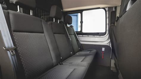 Interni del Ford Transit MK4 con sedili e rivestimenti