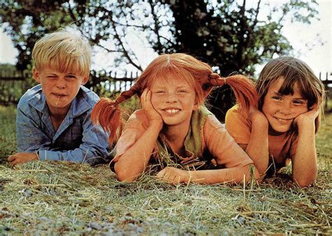 Immagine di Pippi Calzelunghe, Tommy e Annika che guardano una mongolfiera