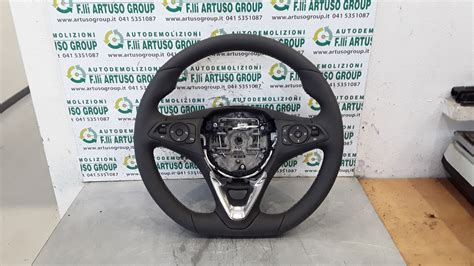 Volante sportivo Opel Corsa con comandi integrati
