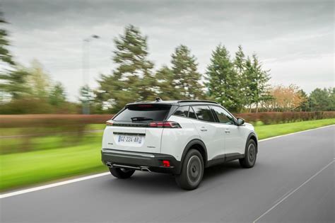Peugeot 2008 Full Hybrid in ambiente urbano