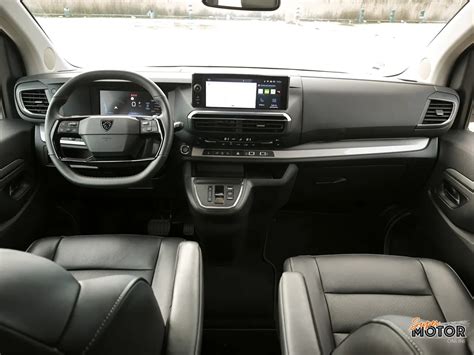 Interni del Peugeot Traveller con accessori organizzativi