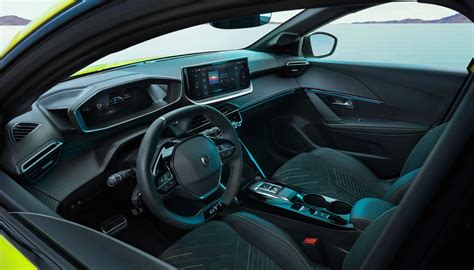 Confronto tra gli interni della Peugeot 208 in diversi allestimenti