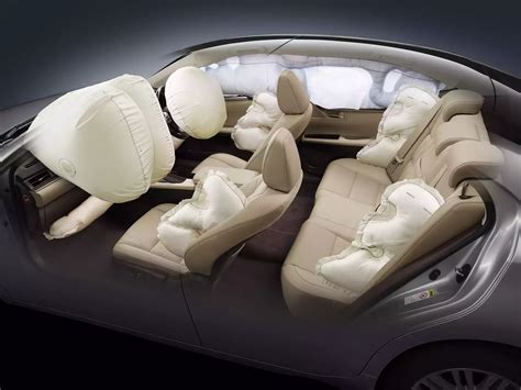 Interno di un'automobile con airbag laterali e frontali