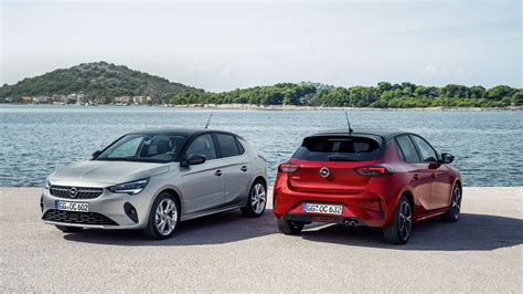 Opel Corsa GS Line rossa in movimento su strada